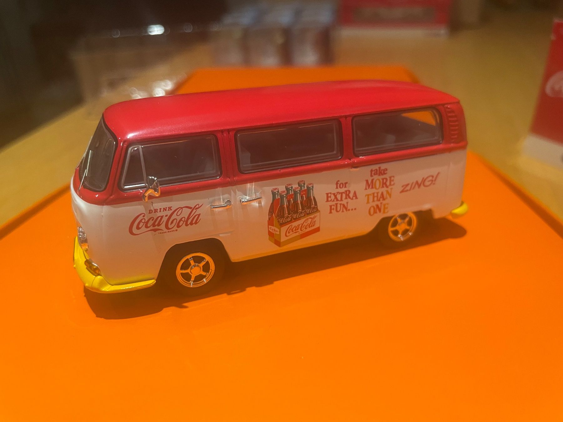 Volkswagen Modellautos: VW T2 Coca Cola Camper Van "ZING" 1/43 – Neu und originalverpackt aus Hochfelden von aviatikboerse_top 2