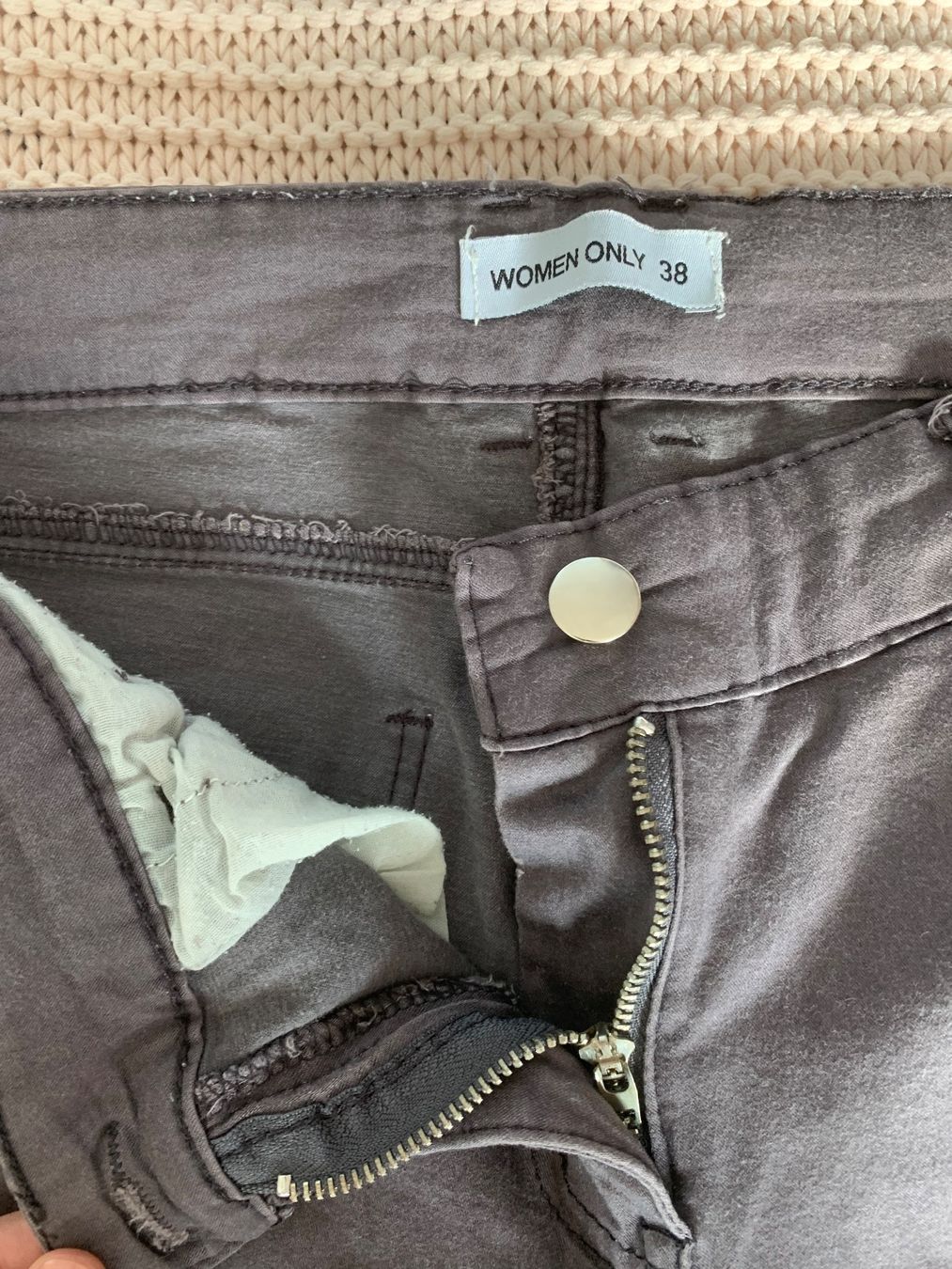 Pantaloni: Pantalon slim taille basse gris – Usato da Montreux venduto da iizaa811 2