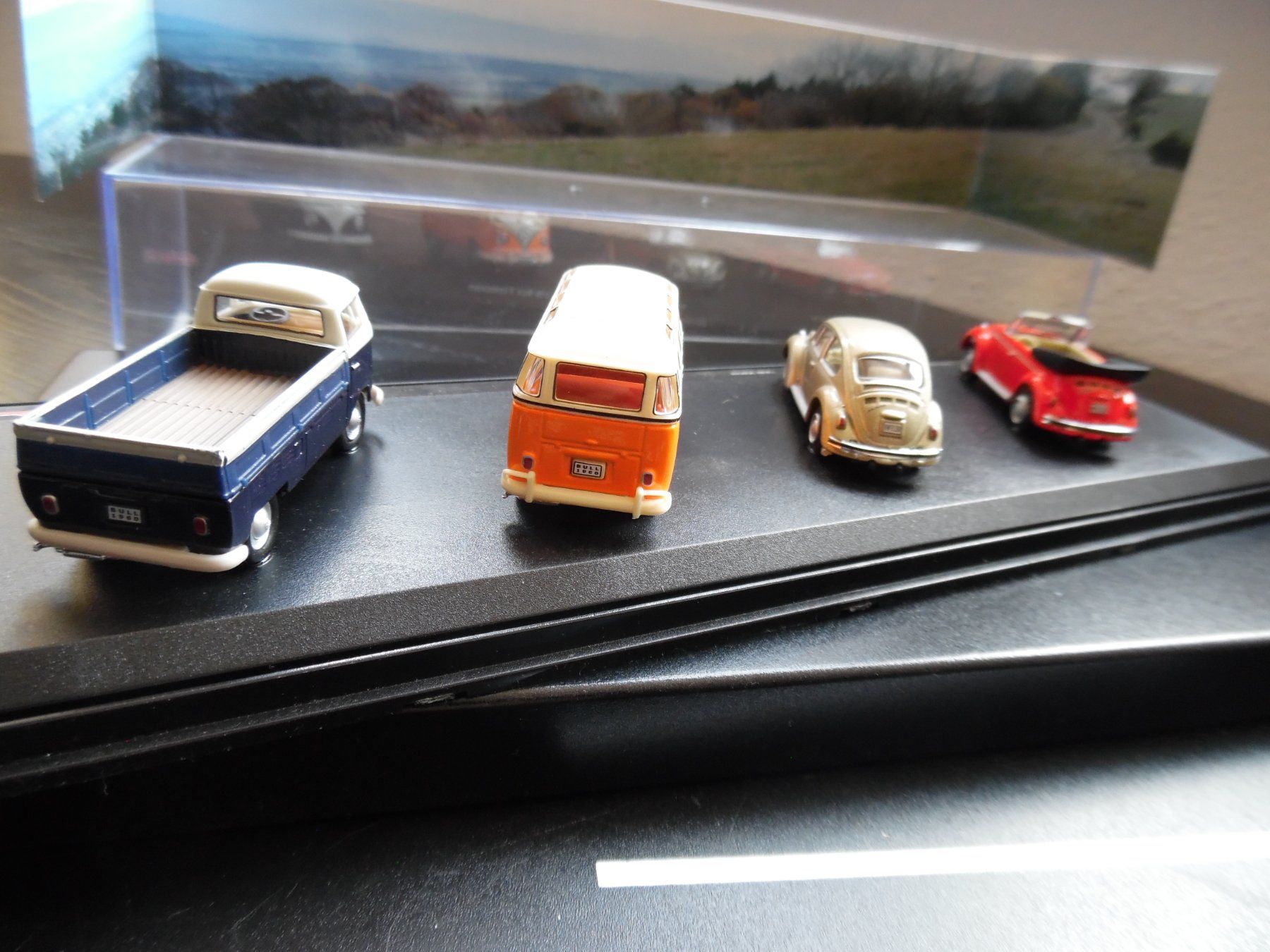 Schuco Voitures modèles: Schuco Oldimer 4er Set VW Bus+Käfer Modelle in Vitrine Box – D'occasion à Steinach par suzzi11 3