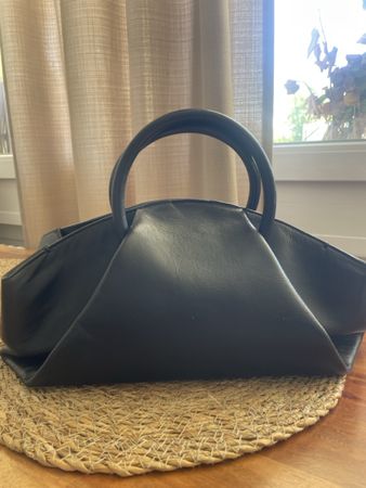 Elegante schwarze Leder Handtasche für den Sommer