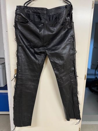 Schwarze Leder-Schnürr-Jeans,  Größe 48