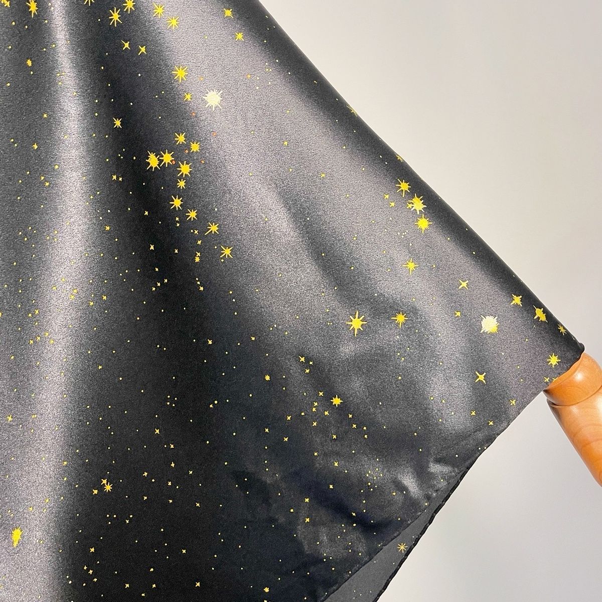 Fabric Frontline Foulard & Sciarpe: FABRIC FRONTLINE Silk Scarf "Zurich by Night" – Nuovo (secondo la descrizione) da Emmen venduto da Avviivva_Com2023 2