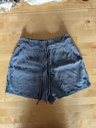 Leichte Sommer Shorts Damen Gr. M grau mit Bund und Kordel