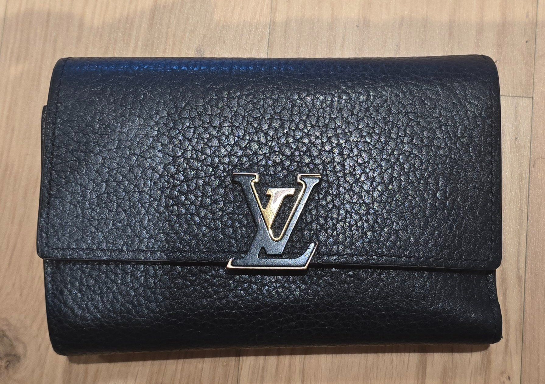Louis Vuitton Portamonete: Louis Vuitton Capucines Portemonnaie – Usato da Boll venduto da BernerIn_89
