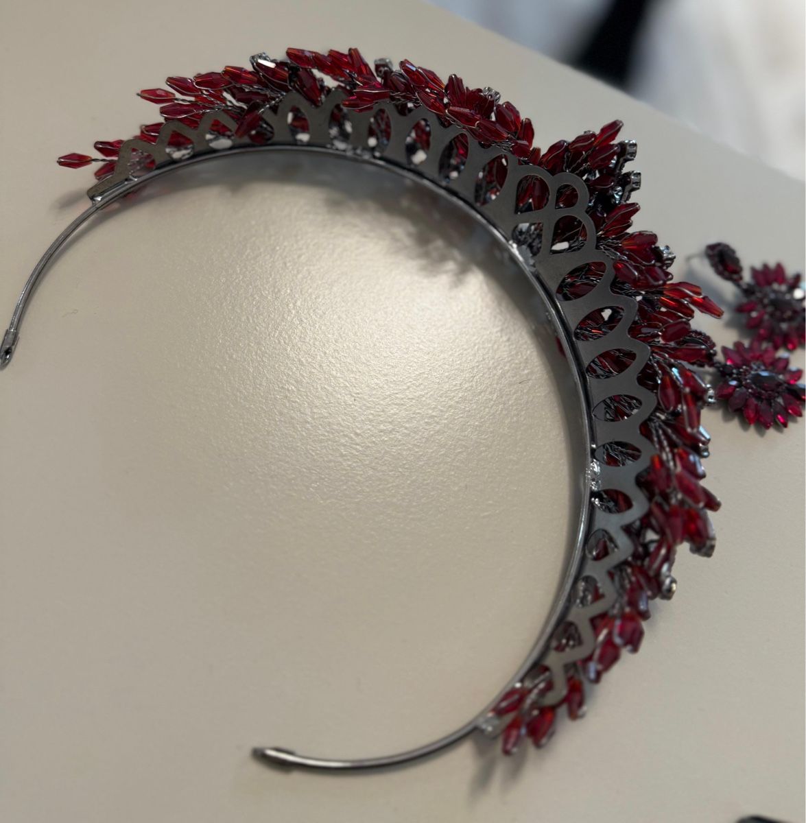 Vestiti: Bordeaux, elegantes Abendkleid mit passendem Schmuck. – Usato da Winterthur venduto da Yuni1 8