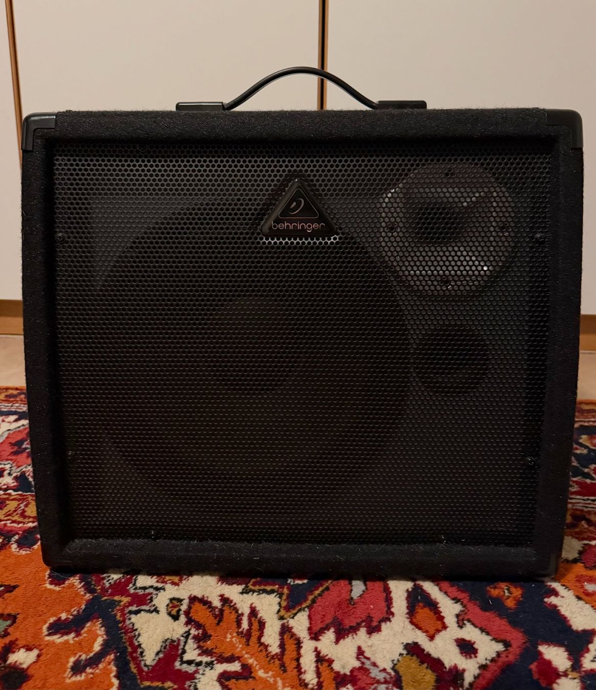 Behringer Amplificatori: Amplificatore Behringer Ultratone K900FX + V-AMP PRO – Nuovo (secondo la descrizione) da Mezzovico venduto da melissa_boverio