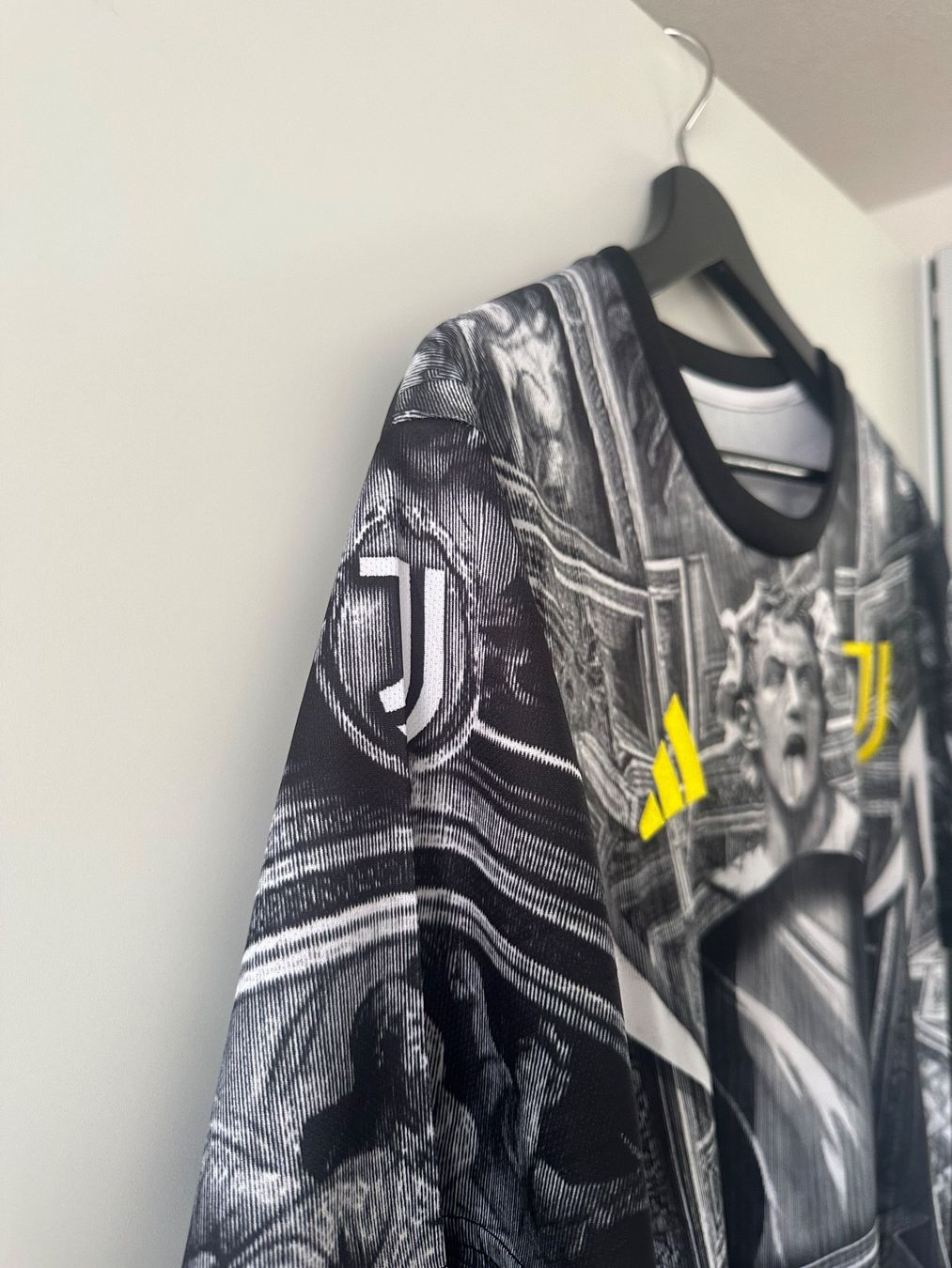 Adidas Maillots de corps & Pantalons: Juventus Adp Prematch Jersey 2025/26 - Size M – Neuf (Voir description) à Clarens par luc_pz7b 3