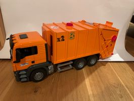 Bruder Müllwagen orange, 62 cm gross