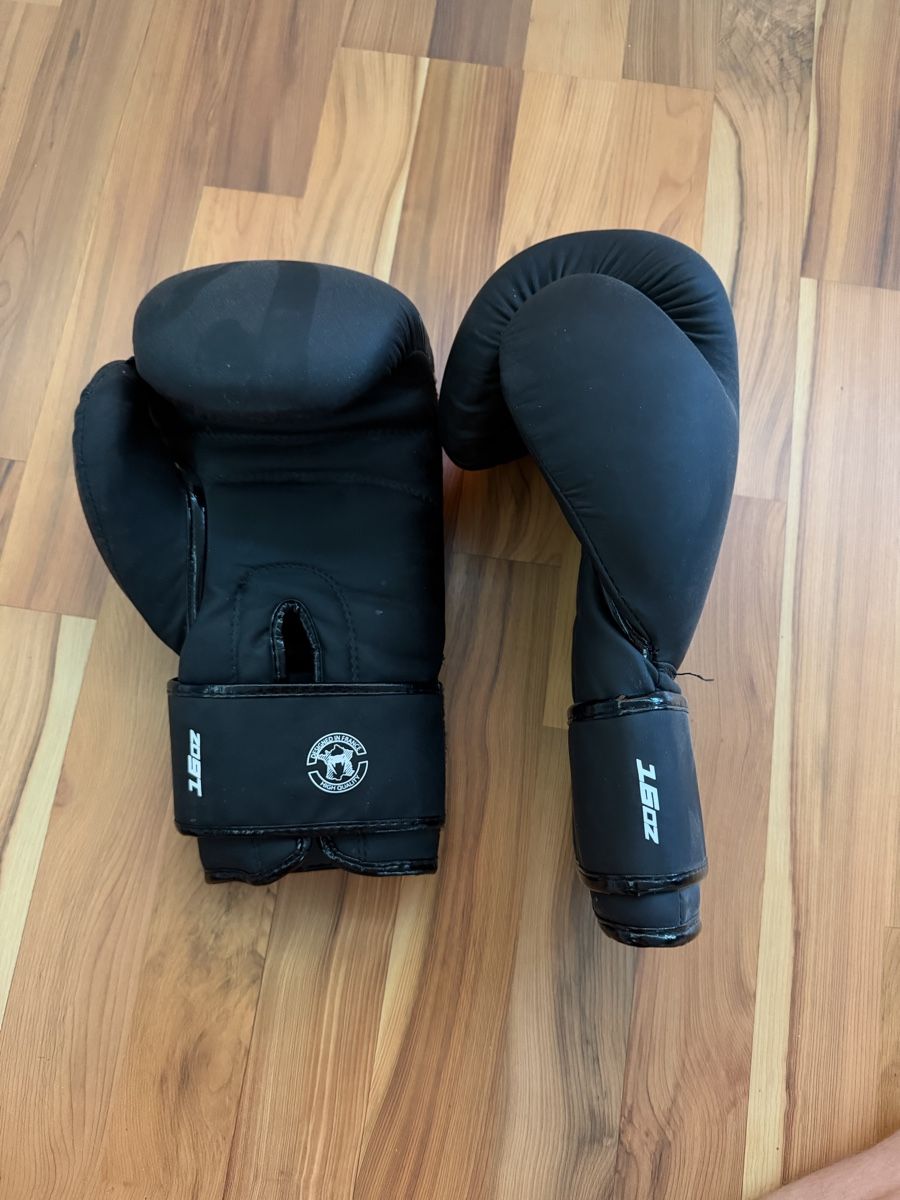 Venum Handschuhe & Handstulpen: Boxhandschuhe Venum schwarz 16oz gebraucht – Gebraucht aus Säriswil von lie_g82q 1