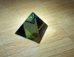 Pyramide aus Kristall