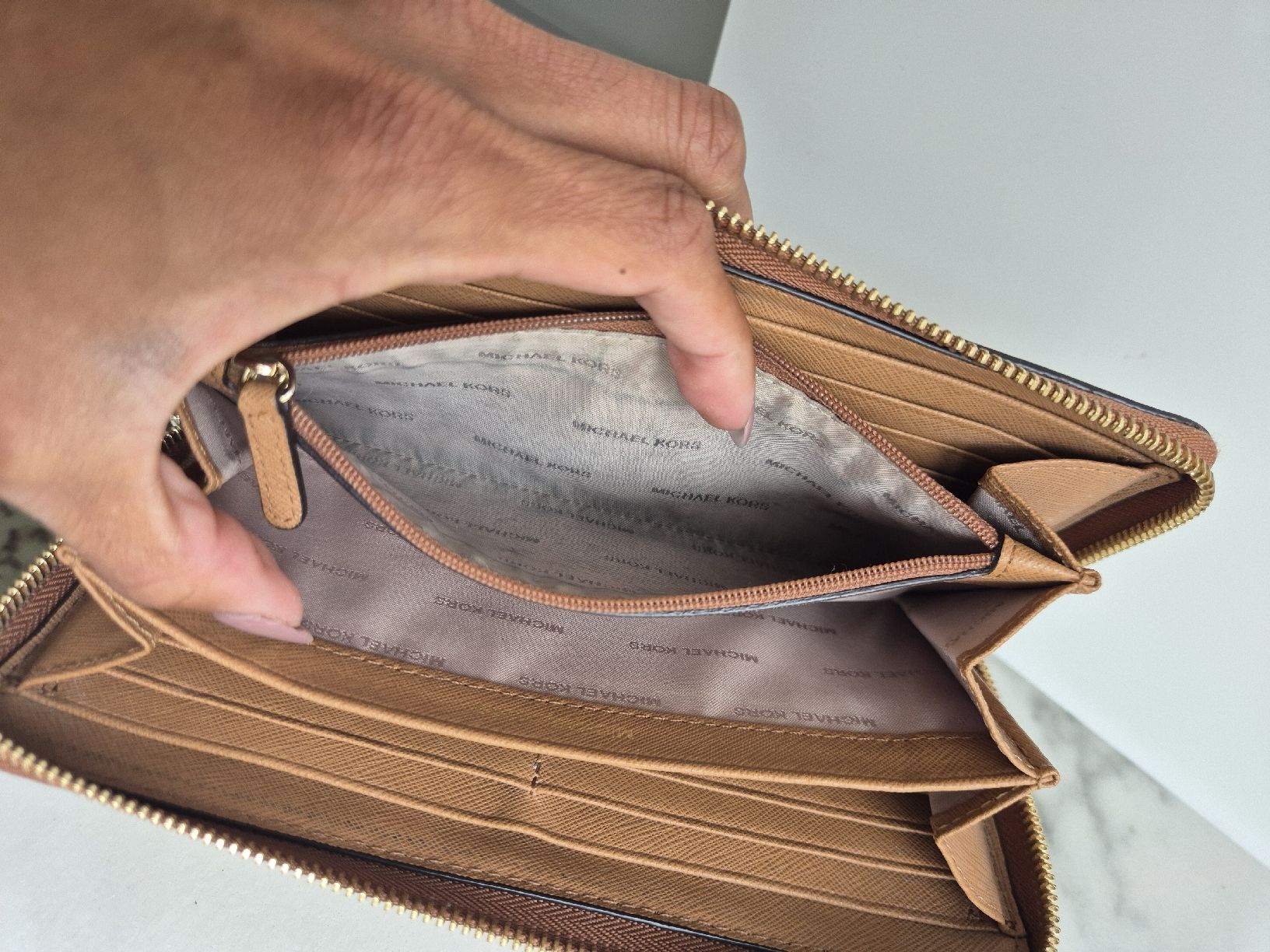 Michael Kors Portamonete: Michael Kors Jet Set Travel Wallet – Usato da Weisslingen venduto da Airgate 4