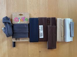 Schrägband-Set: Schwarz, Grau, Braun, Beige und Weiss.