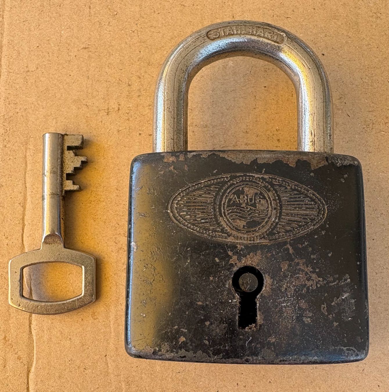 Lucchetti: VINTAGE VORHÄNGESCHLOSS MIT SCHLÜSSEL – Usato da Ostermundigen venduto da wini63