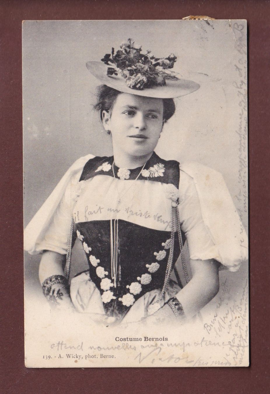 Cartoline postali: BERN - Tracht - 1901 // Eckbug // – Usato da Pully venduto da nicecards