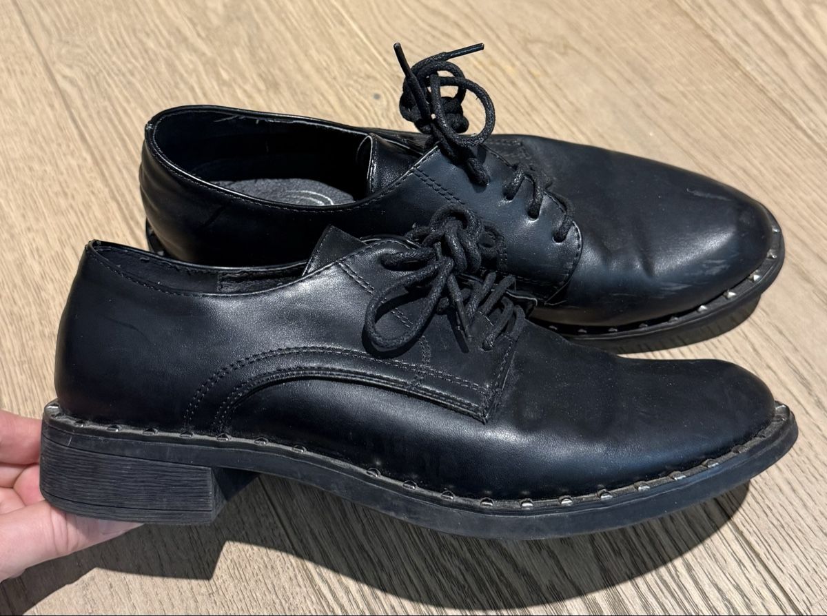 Scarpe da uomo: Schwarze Halbschuhe Gr. 38 mit Nieten – Usato da Urdorf venduto da kaaaariin 2