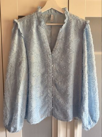 Elegante Bluse mit Rüschen, Grösse XL, von Amisu, neuwertig!