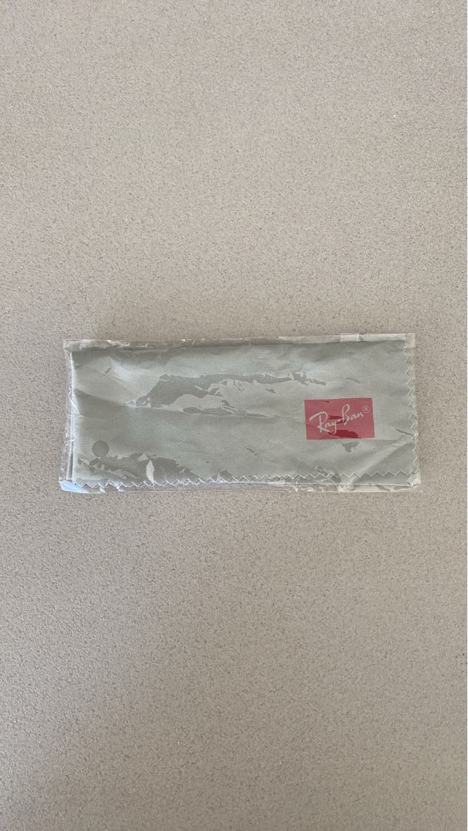 Ray-Ban Occhiali & Lenti: Chiffon de nettoyage Ray-Ban authentique – Nuovo e nell'imballaggio originale da Chamoson venduto da Pince26