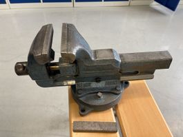 Schraubstock Heuer Front mit Zubehör gebrauchter Zustand