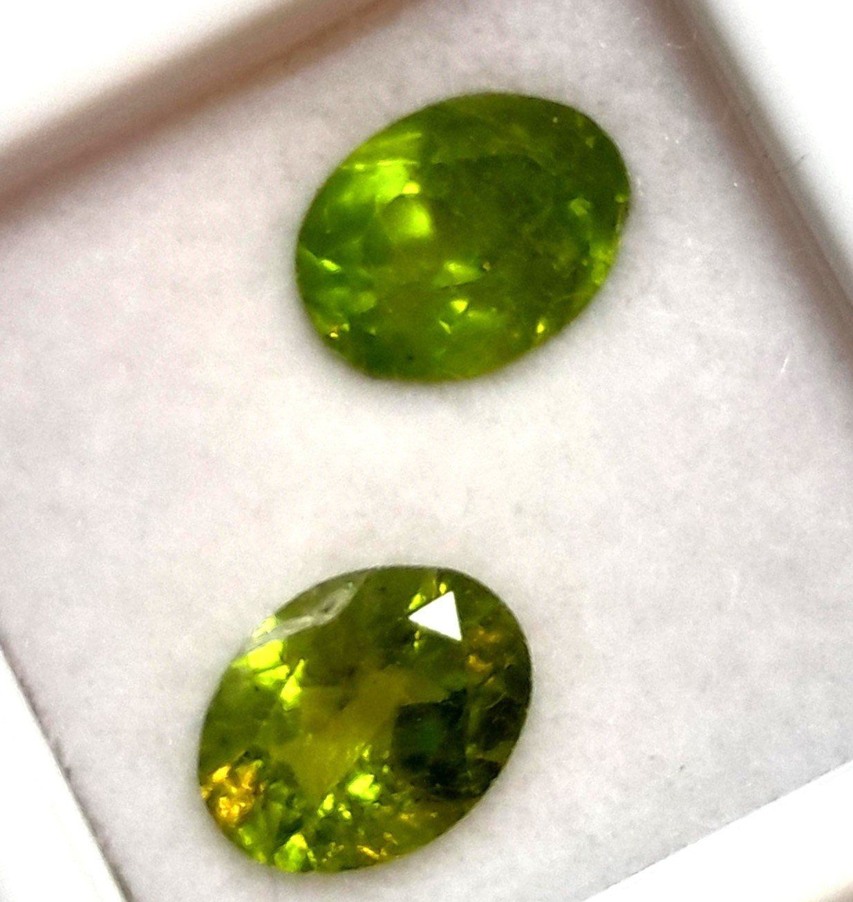 Edelsteine: 2x Péridots 10x8 mm - Valeur 600.- Fr – Neu (gemäss Beschreibung) aus Grimisuat von Valgem 1