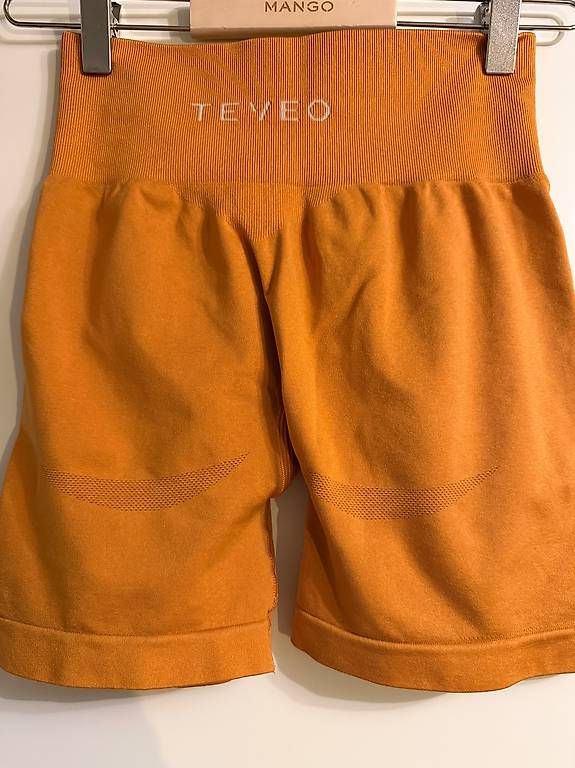 Hosen: ORANGEFARBENE SPORTSHORTS – Gebraucht aus Niederhelfenschwil von Mileko 2