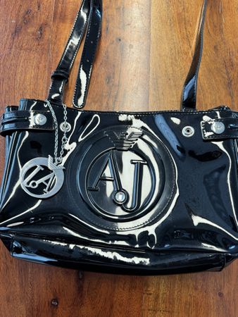 Armani Jeans Schultertasche Lackleder Schwarz