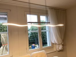 Moderne LED Pendelleuchte geschwungen gebraucht Zustand