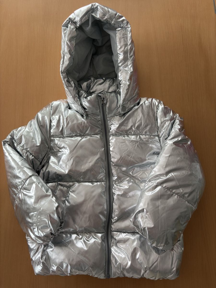 H&M Vestes & Manteaux: Steppjacke glänzend Silber Grösse 122 – Neuf avec emballage d'origine à Forch par CorinneB-K