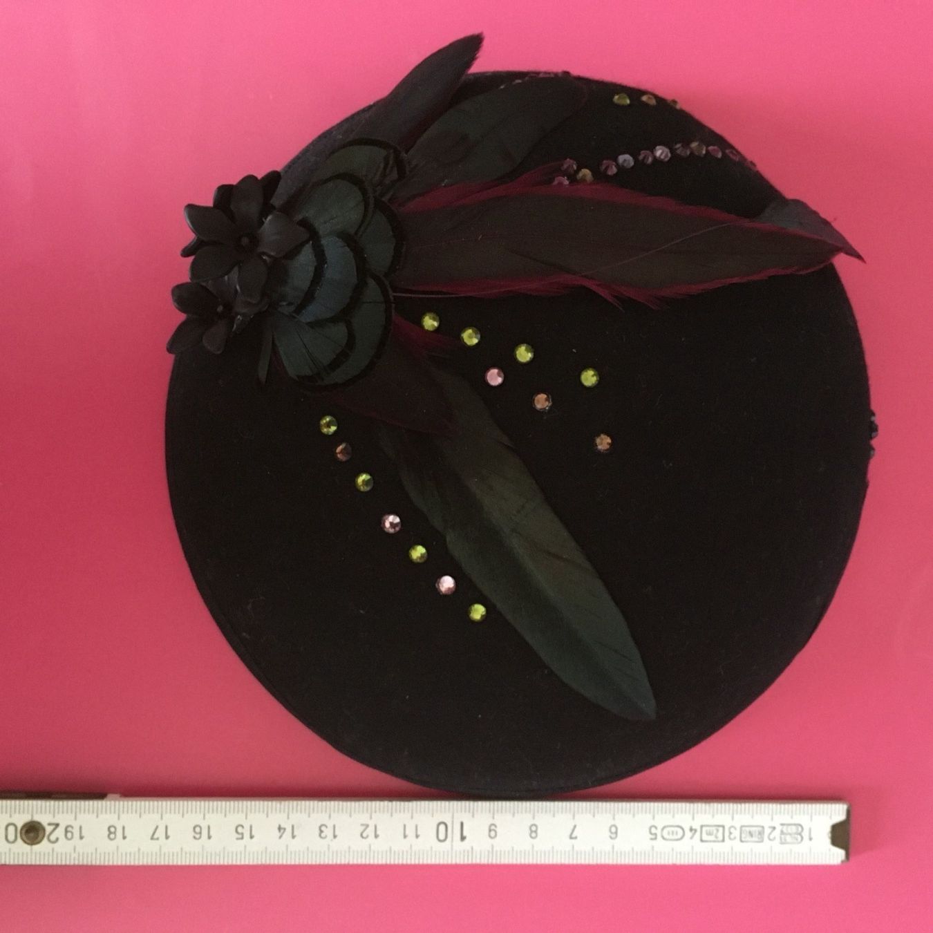 Hüte, Mützen & Caps: Chapeau rétro chic feutre plumes strass – Gebraucht aus Genève von ct_fqr8 1