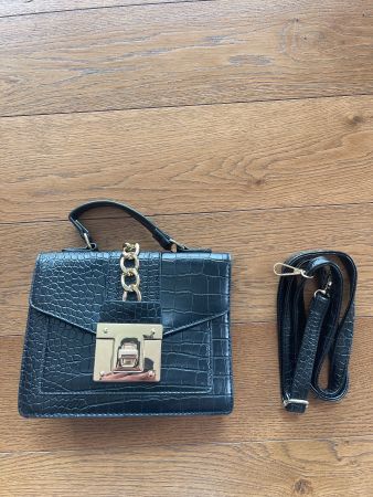 Elegante Damenhandtasche in Schwarz mit Gold Details