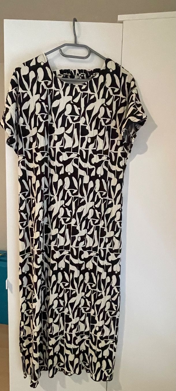 Kleider: Kleid Sfera Basic Schwarz Weiss Grösse L neuwertig – Neu (gemäss Beschreibung) aus Wetzikon ZH von Schrungus