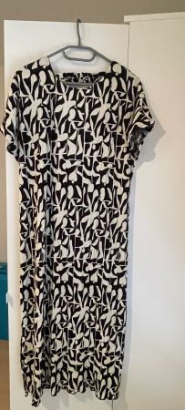 Kleid Sfera Basic Schwarz Weiss Grösse L neuwertig