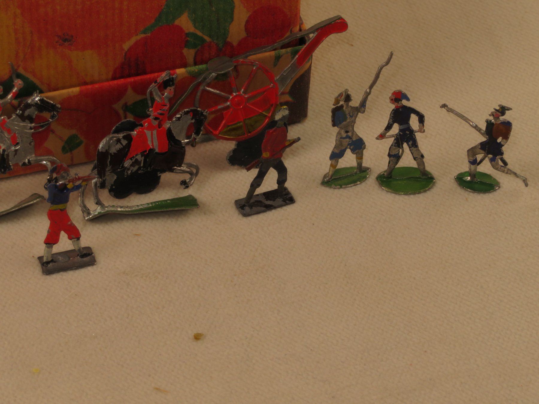 Spielzeuge: Grosses Zinnfiguren Set – Gebraucht aus Reinach BL von  6