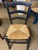 Holzstühle mit Strohsitzfläche