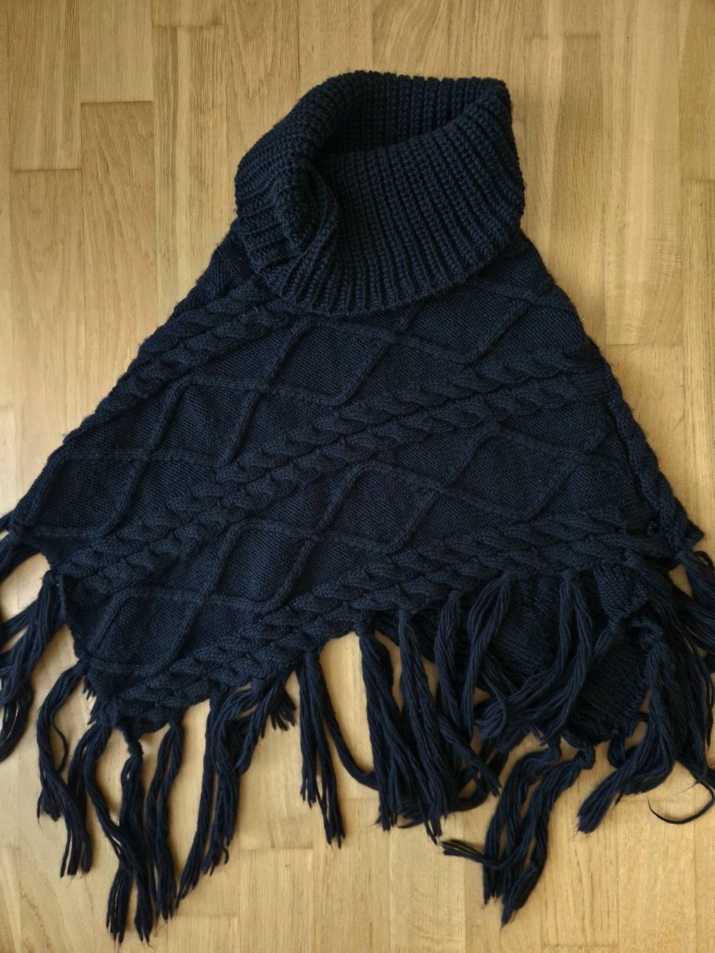 Sonstige Damenmode: schwarzer Poncho – Gebraucht aus Gossau SG von dolores_x