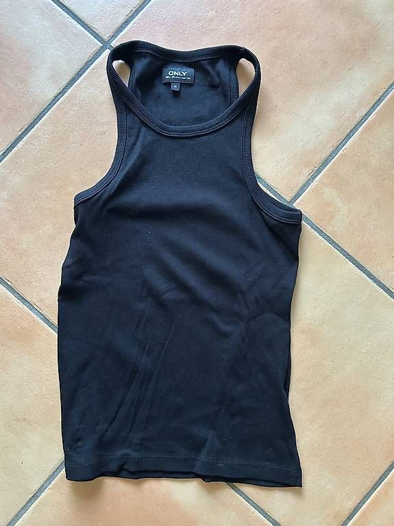 Tops: 2 schwarze Damen Tanktops  – Gebraucht aus Hitzkirch von mar_6xlt 1