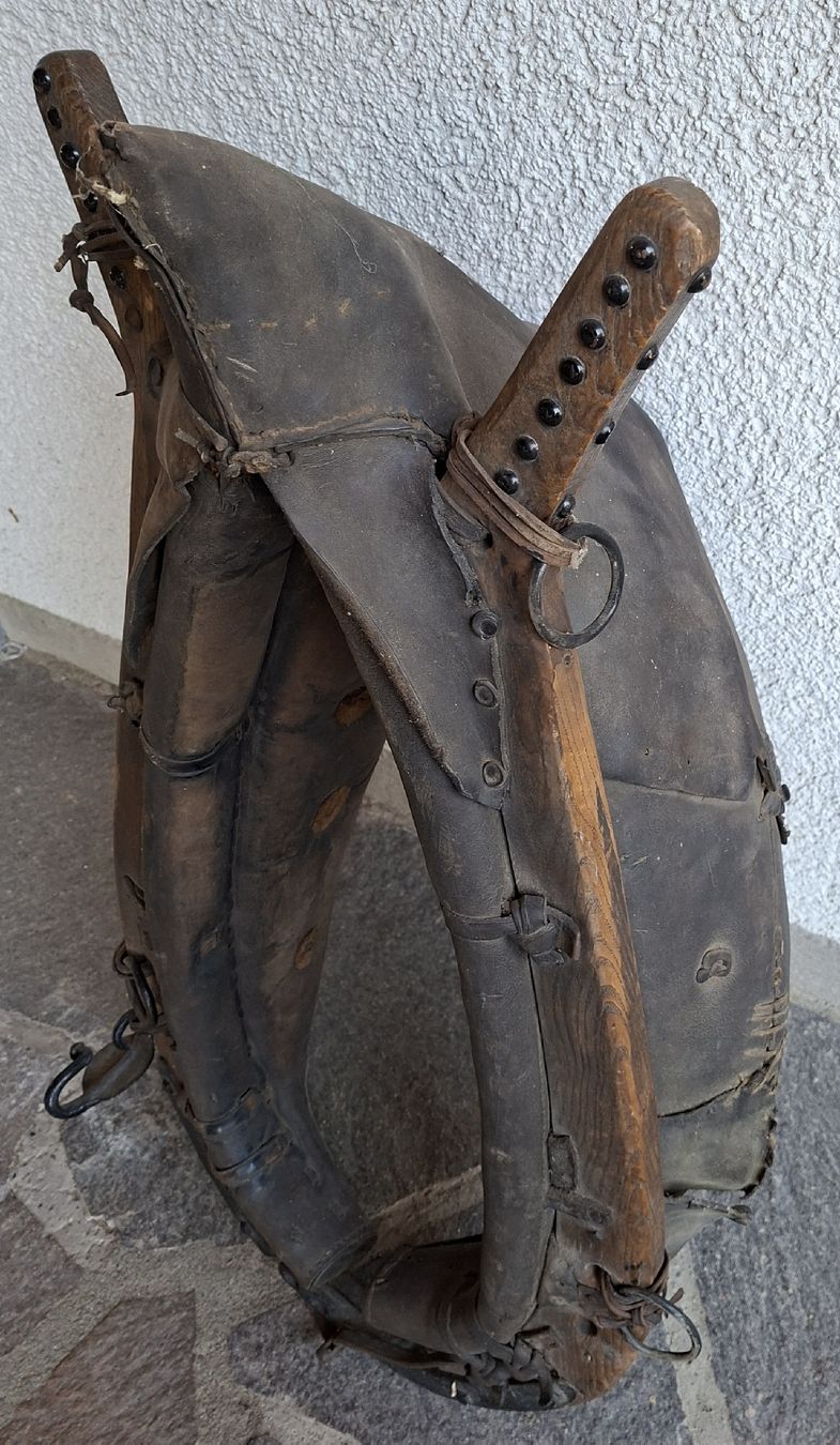 Brides, licols: Antiker Kummet – Défectueux à Pfäffikon ZH par enderby01 2