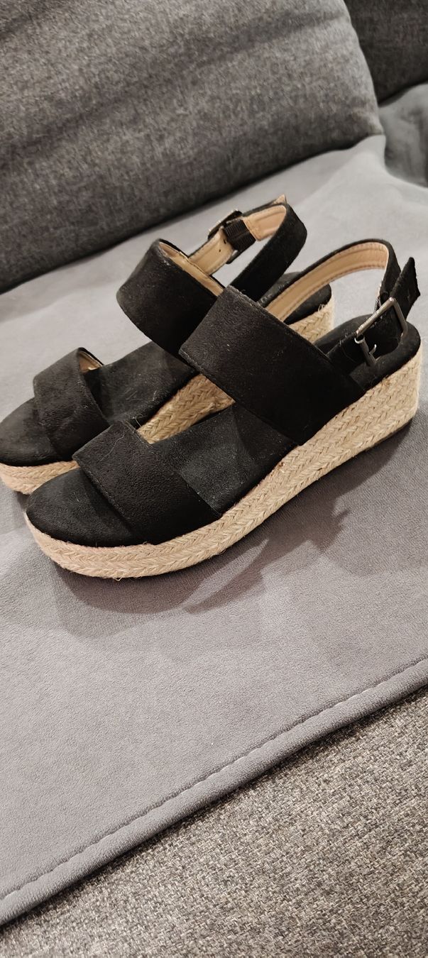 Chaussures femmes: Sandales compensées noires taille 37 bon état – Neuf (Voir description) à Chailly-Montreux par Cel_ka