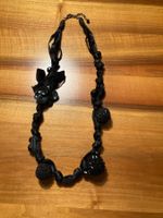 Moderne, modische Kette, verschiedene Materialien, schwarz