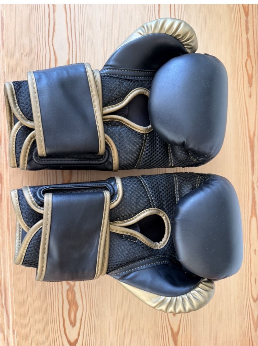 Decathlon Sacchi da boxe: Boxsack mit Ständer und Handschuhen – Usato da Uzwil venduto da Roger_Louis 6