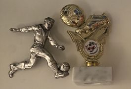 Fussball Pokal Figur und Pokal mit Emblem