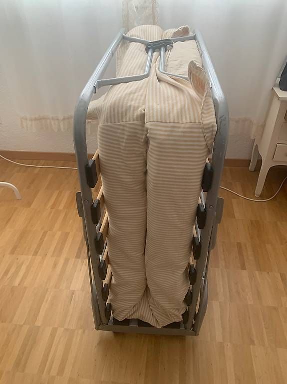 Lits: Praktisches Klappbett mit Räder – D'occasion à Langenthal par bar_2znq 1
