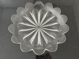 Dekorative Glasschale in Blütenform