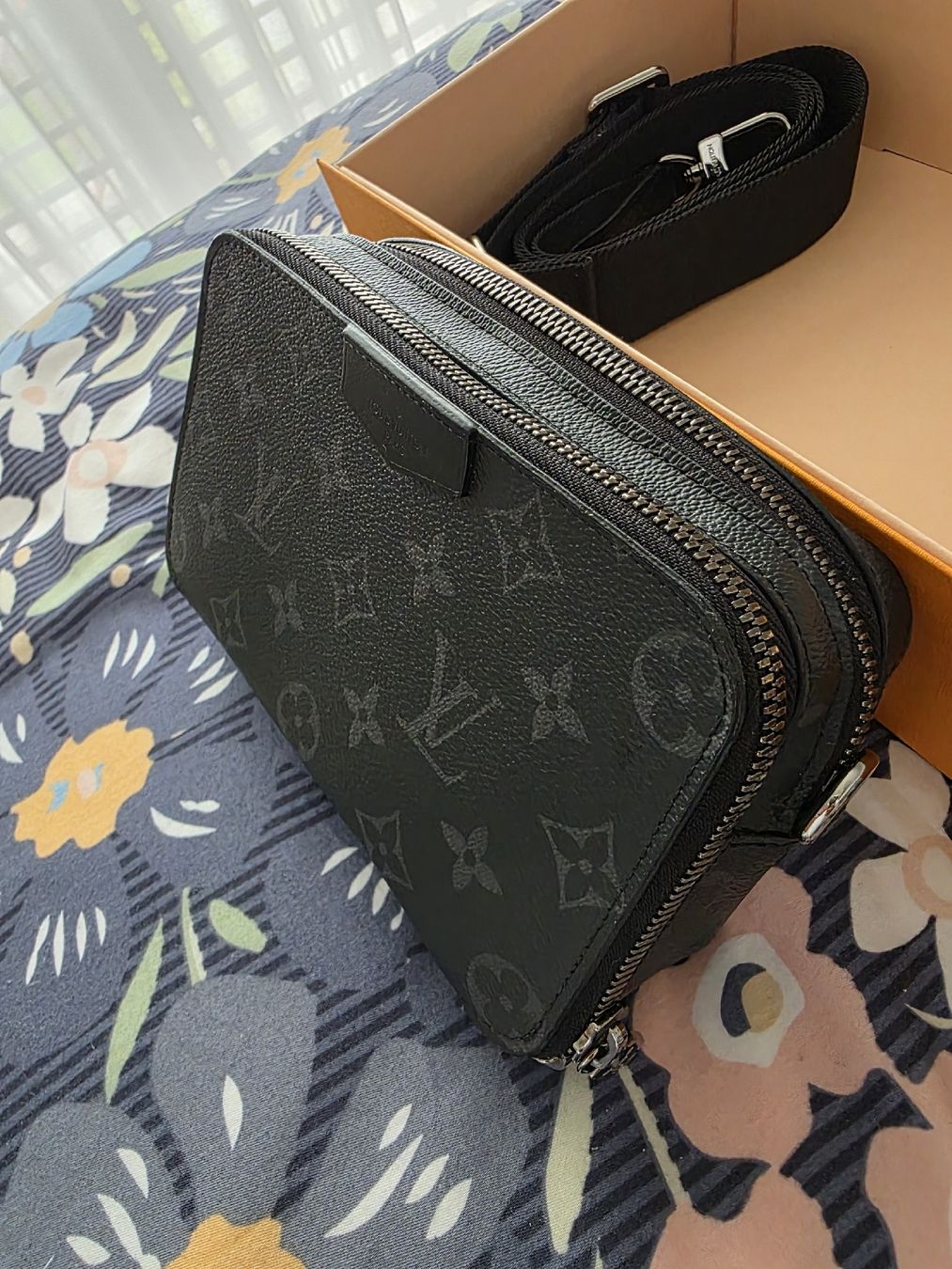 Louis Vuitton Sacs: Louis Vuitton Alpha Wearable Wallet - Monogram Eclipse – D'occasion à Oftringen par JG__4 3