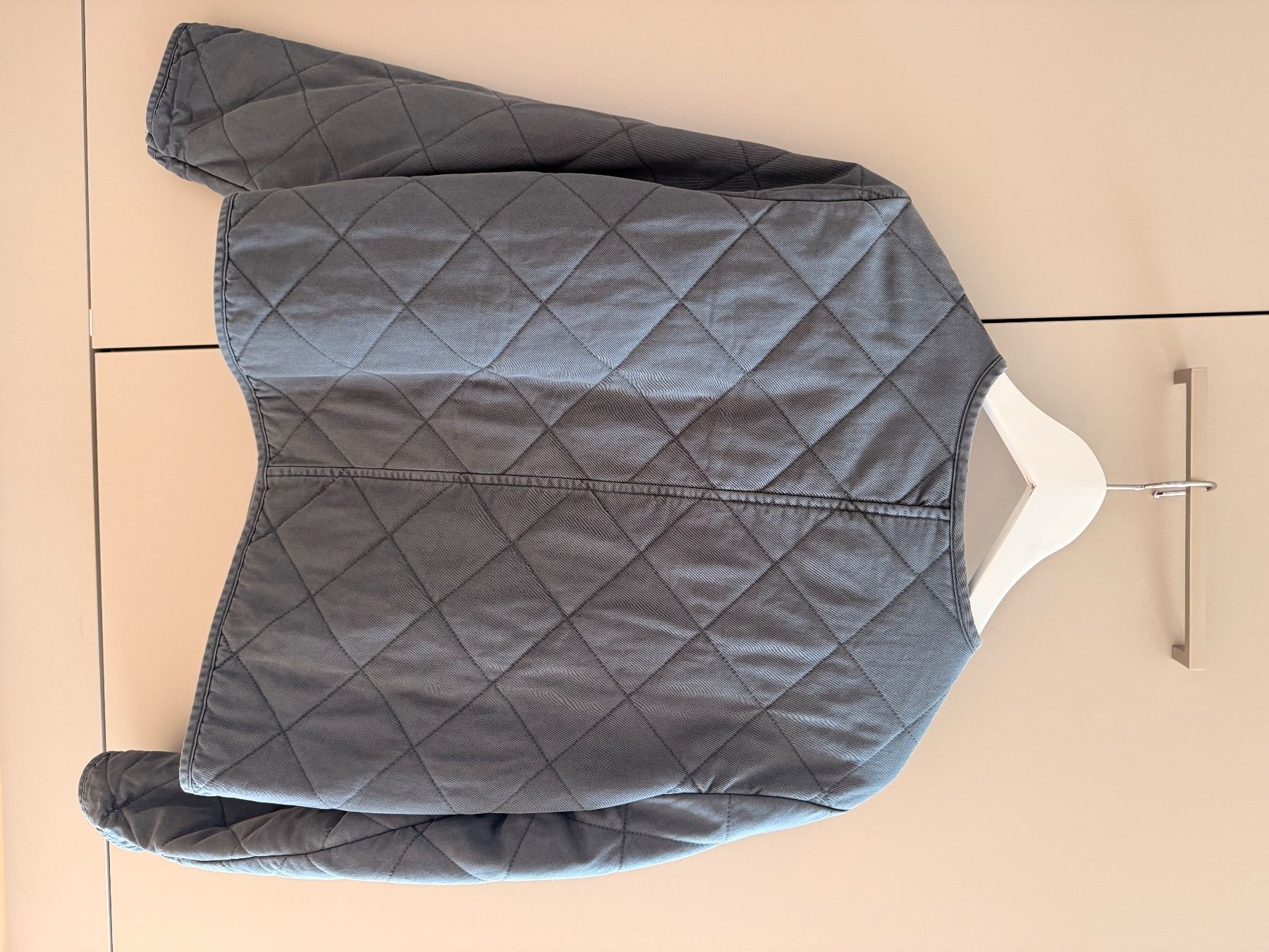 H&M Jacken: H&M Steppjacke dunkelgrau leicht tailliert neuwertig – Neu (gemäss Beschreibung) aus Herzogenbuchsee von LA33 3