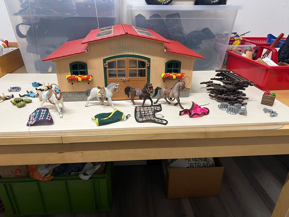  Schleich Pferdestall 
