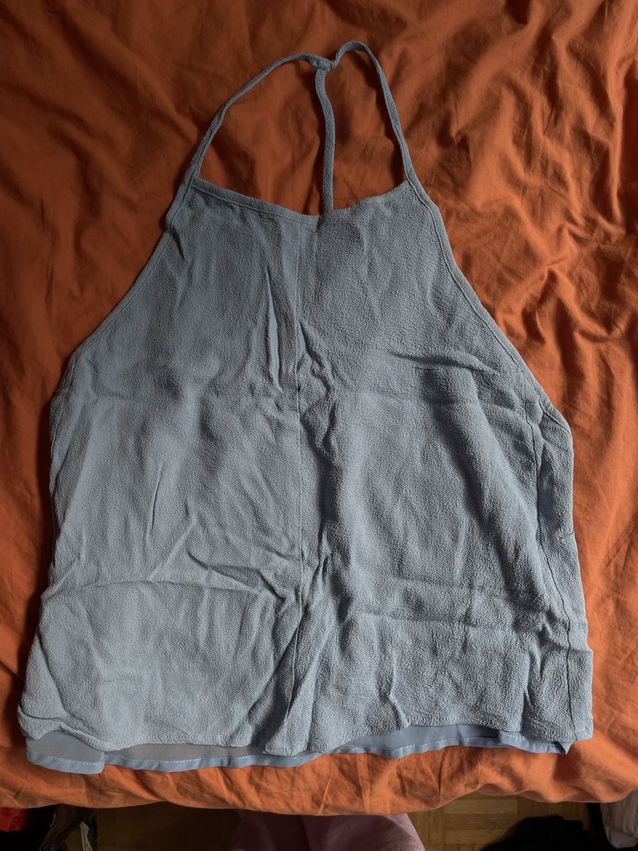 Top: Hellblaues Top mit offenem Rückenausschnitt, onesize – Nuovo (secondo la descrizione) da Zürich venduto da Carlajimena 3