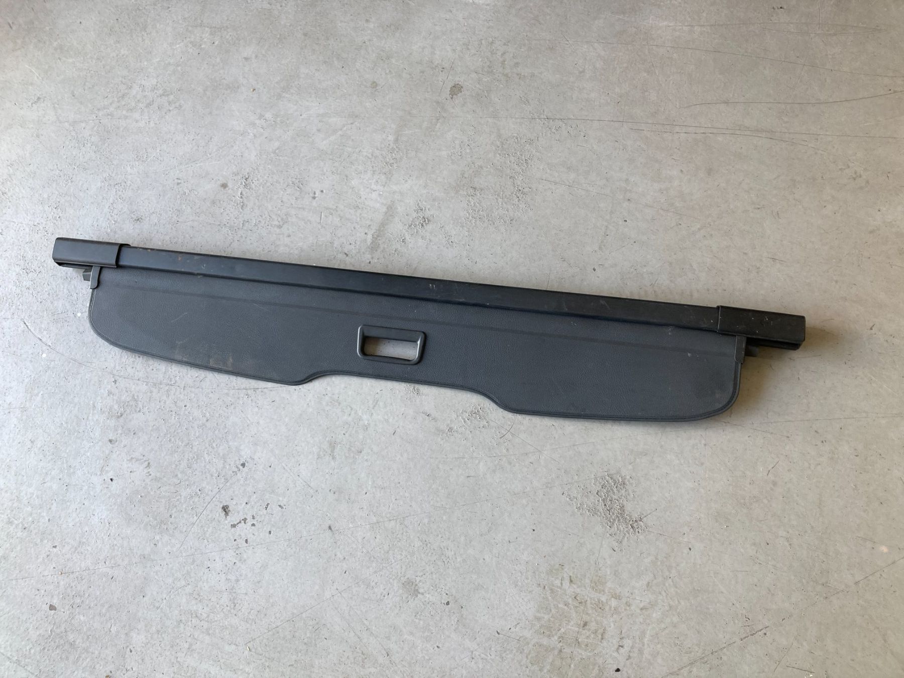 Volkswagen Alle Autoersatzteile: VW Caddy 2K Laderaumabdeckung Rollo Heckablage 2K5867871B – Gebraucht aus Cham von WB2223