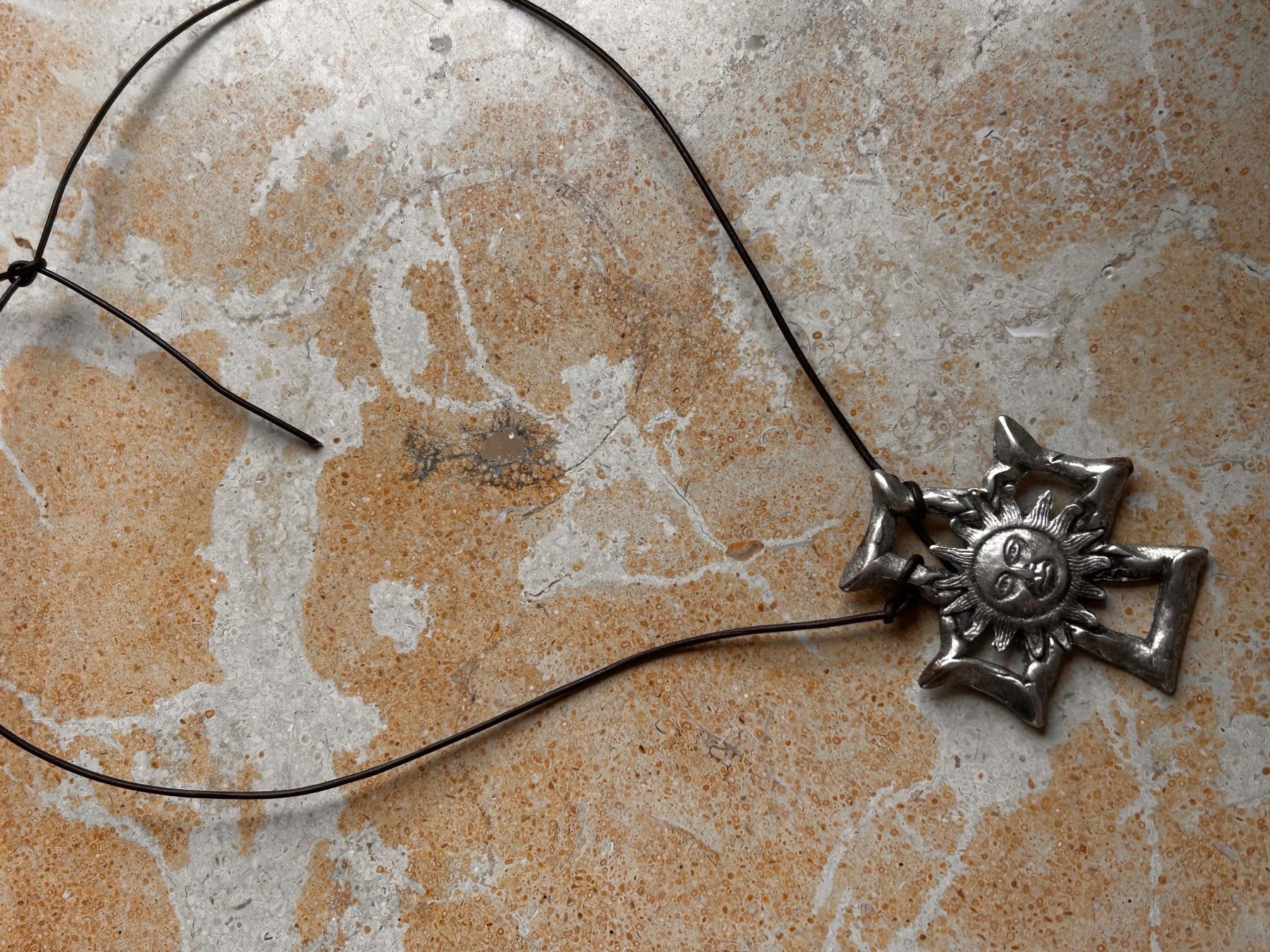 Catenine: Sonnen Amulette mit Lederband – Usato da Laufen venduto da belleskulptur 6
