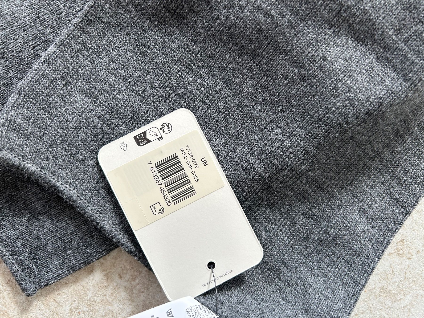 Levi's Foulard & Sciarpe: Écharpe grise unisexe Levis – Nuovo e nell'imballaggio originale da Courroux venduto da Yermakova 4