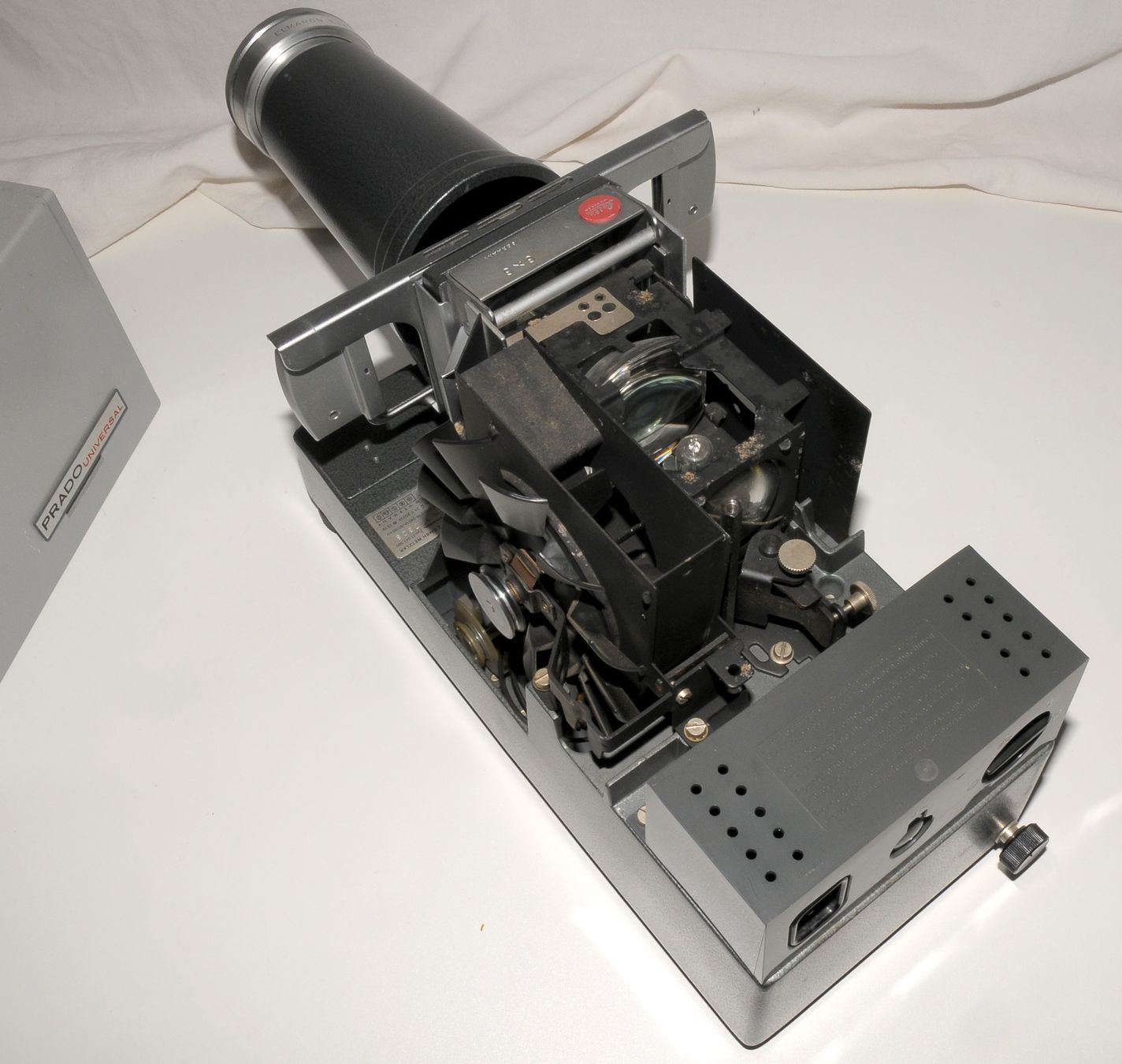 Leica Home Cinema: Leitz Prado Universal 6x6 Mittelformat Projektor  2329/17 – Usato da Bern venduto da Olynon 4